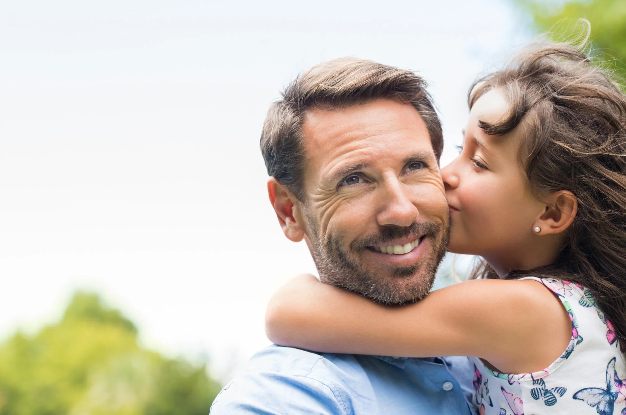 Portrait-of-a-little-girl-kiss